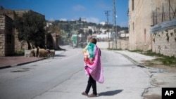 Las autoridades israelíes suelen tirar abajo las casas de atacantes palestinos como parte de una política que busca disuadir de nuevos ataques.
