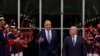 El ministro de Relaciones Exteriores de Rusia, Sergey Lavrov, a la izquierda, habla con el ministro de Relaciones Exteriores de Brasil, Mauro Vieira, cuando sale del Palacio de Itamaraty en Brasilia, Brasil, el lunes 17 de abril de 2023.
