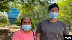 Susana Jarquín, madre de familia mexicana acompañada de su hijo de 16 años Edwin Olivares. Susana vive en Wilmington, Delaware, desde hace 20 años.
