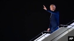 Predsednik Džo Bajden izlazi iz aviona na aerodromu Indira Gandi pred početak samita G20. Nju Delhi, 8. septembar, 2023. (Foto: A/Evan Vucci)
