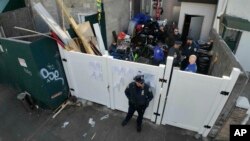 El dueño de los inmuebles en Queens y el Bronx se le imputaron infracciones por falta de mantenimiento de los edificios y por ocuparlos en contravención de los registros de la ciudad.