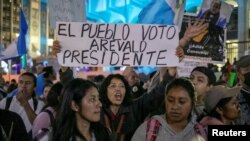 Manifestantes protestan en apoyo al presidente electo Bernardo Arévalo frenteva la Corte Suprema de Justicia de Guatemala en Ciudad de Guatemala, el 18 de septiembre de 2023.