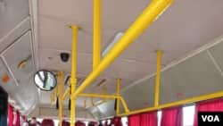 En Uruguay, los ómnibus funcionan con aforo limitado y los pasajeros deben usar tapabocas como se aprecia en esta foto de un transporte público en Montevideo. [Foto: Leonardo Luzzi, VOA]