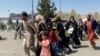 Orang-orang mencoba masuk ke Bandara Internasional Hamid Karzai di Kabul, Afghanistan 16 Agustus 2021. (Foto: Reuters)