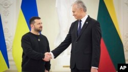 Litvanski predsjednik Gitanas Nauseda rukuje se sa ukrajinskim predsjednikom Volodimirom Zelenskim u Viljnusu (Foto: Ukrainian Presidential Press Office via AP)