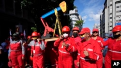 Empleados de la estatal petrolera venezolana PDVSA participan en una marcha por el Día del Trabajador en Caracas, el pasado 1 de mayo.