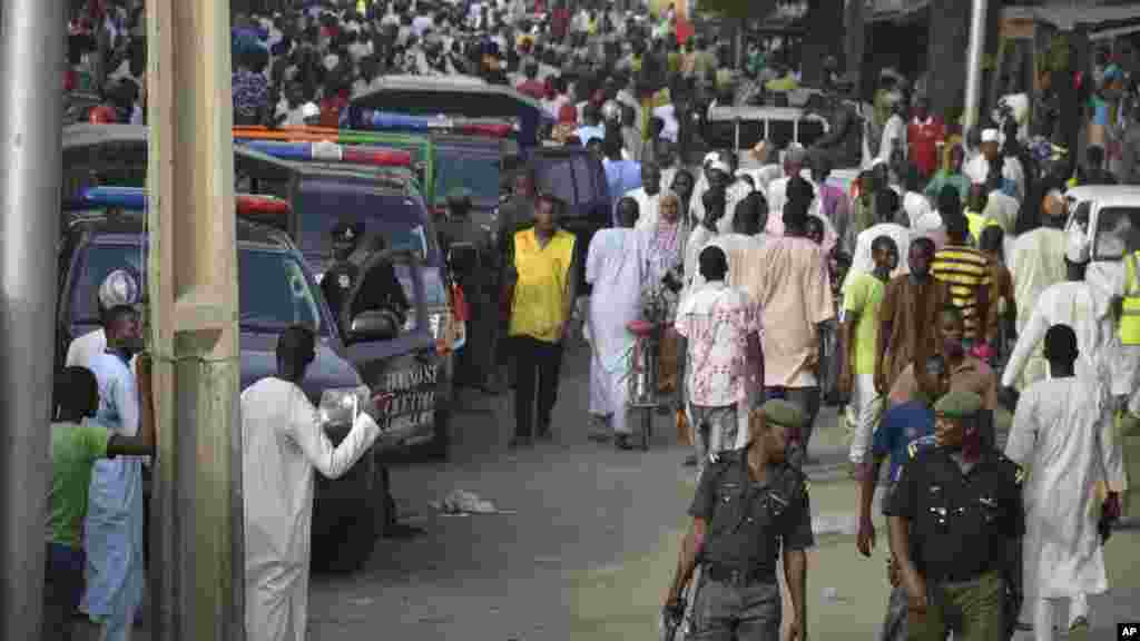 Mutane sun hallara a kan tituna kusa da inda wani bam ya tashi ran asabar 30 Mayu, 2015 a garin Maiduguri. Wani bam ya fashe ran asabar da rana a kusa da kasuwar Kwastam ta Maiduguri, kasa da kwana guda a bayan da 'yan Boko Haram suka cilla rokoki kan garin na Maiduguri suka kashe mutane akalla 13.