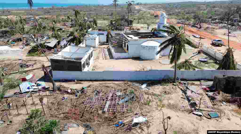 Edifícios parcialmente destruídos e árvores desenraizadas permanecem depois de o ciclone Chido ter atingido Moçambique, no distrito de Mecufi, província de Cabo Delgado, Moçambique, a 16 de dezembro de 2024, nesta captura de ecrã retirada de um vídeo de um drone. 
