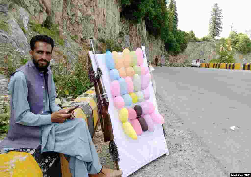 نشانہ بازی والوں پر بچوں کی نظر پڑ جائے تو ان کے پاس رکنا بھی لازم ہوجاتا ہے۔