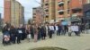 Akcija "15 minuta tišine", u organizaciji studenata Prištinskog univerziteta, održana u centru Severne Mitrovice, 26. februara 2025.