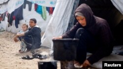 Palestinos desplazados, que huyeron de sus hogares debido a los ataques israelíes, permanecen en campamento de tiendas de campaña, en medio del conflicto en curso entre Israel y Hamás, en Rafah, en el sur de la Franja de Gaza, el 6 de marzo de 2024.