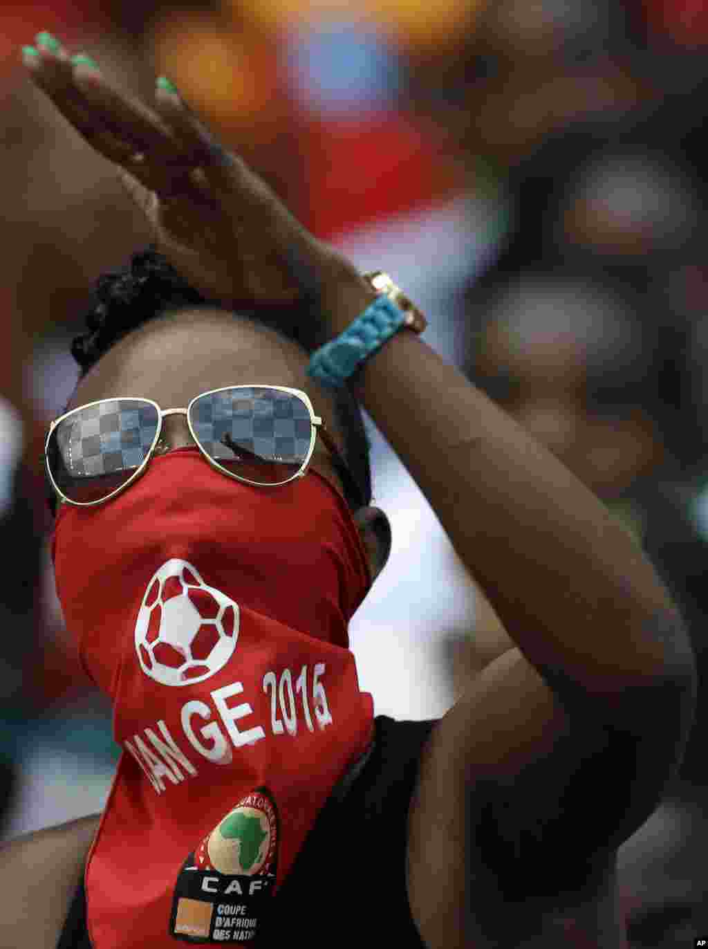 Une main levée, un supporter de la Guinée équatoriale encourage son équipe pendant le match de football de la Coupe d'Afrique des Nations Groupe A entre la Guinée équatoriale et le Burkina Faso à Bata, en Guinée équatoriale, mercredi 21 janvier 2015.