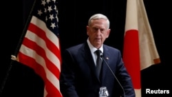 美国国防部长马蒂斯与日本防卫大臣稻田朋美在东京举行的联合新闻发布会上(2017年2月4日)