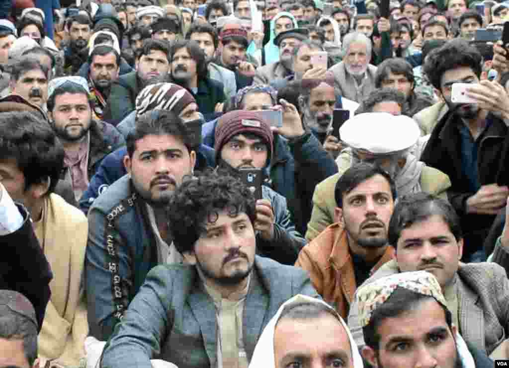 کوئٹہ میں ہونے والے مظاہرے میں شریک نوجوان مقامی رہنماؤں کی تقریریں سن رہے ہیں۔