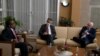 El secretario de Estado Adjunto de EE. UU. para Asuntos del Hemisferio Occidental, Brian Nichols, (izq) reunido con autoridades hondureñas en Tegucigalpa. Foco cortesía de la Embajada de EE. UU. en Honduras.