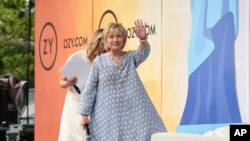 La candidata presidencial demócrata y exsecretaria de Estado Hillary Rodham Clinton saluda a la multitud antes de una conversación con Laurene Powell Jobs en el OZY Fest en Central Park el sábado 21 de julio de 2018 en Nueva York. (Foto por Evan Agostini / Invision / AP).