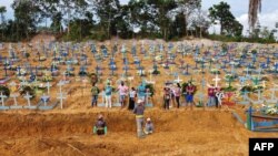 Tempat pemakaman Nossa Senhora Aparecida di Manaus, di hutan Amazon, Brazil, 22 April 2020. 