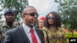 L'ancien vice-président du Malawi, Saulos Klaus Chilima (2e L), qui est maintenant président du parti United Transformation Movement (UTM), accompagné de son épouse Mary Chilima.