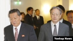 지난 2014년 5월 스톡홀름에서 열린 북-일 협상에서 송일호 북한 북일국교정상화교섭 담당대사(왼쪽)와 이하라 준이치 일본 외무성 아시아대양주국장이 회담 장소를 향하고 있다. (자료사진)