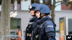 Usai penembakan, petugas polisi bersenjata berpatroli di jalan di lokasi kejadian di Wina, Austria, Selasa, 3 November 2020. (Foto: AP)