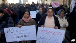 Partidarios del presidente boliviano Luis Arce protestan contra el ahora derrocado jefe del Ejército boliviano que llevó a algunos soldados a asaltar el palacio presidencial, frente a las oficinas de la policía en La Paz, Bolivia, el jueves 27 de junio de 2024.