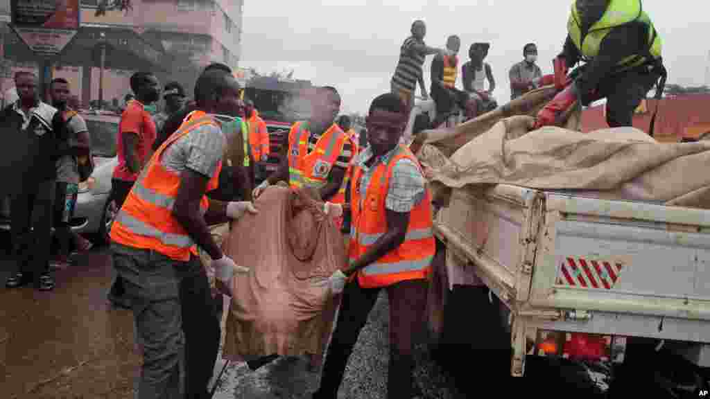 Ana sanya gawarwakin mutanen da suka mutu a fashewar wani abu a gidan mai cikin mota a Accra, babban birnin Ghana, alhamis 4 Yuni, 2015. Ambaliyar da aka yi ta yi gaba da man fetur zuwa wata wutar dake kunne a kusa da gidan man, wutar ta sanya wani abu yayi bindiga, ta kuma watsu zuwa gine-ginen dake kusa da wannan gidan mai. Mutane masu yawa suka mutu. 