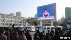 6일 평양 시민들이 대형 화면으로 북한 당국의 수소폭탄 핵실험 성공 발표를 보고 있다.