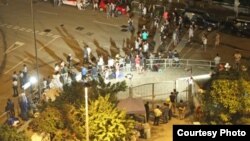 一名女子在波斯尼亚和黑塞哥维那的斯雷布雷尼察大屠杀纪念碑前为遇难家人祈祷。联合国前南斯拉夫问题国际刑事法庭（前南刑庭）24日判定前波黑塞族领导人卡拉季奇在1995年斯雷布雷尼察大屠杀中有种族灭绝罪。