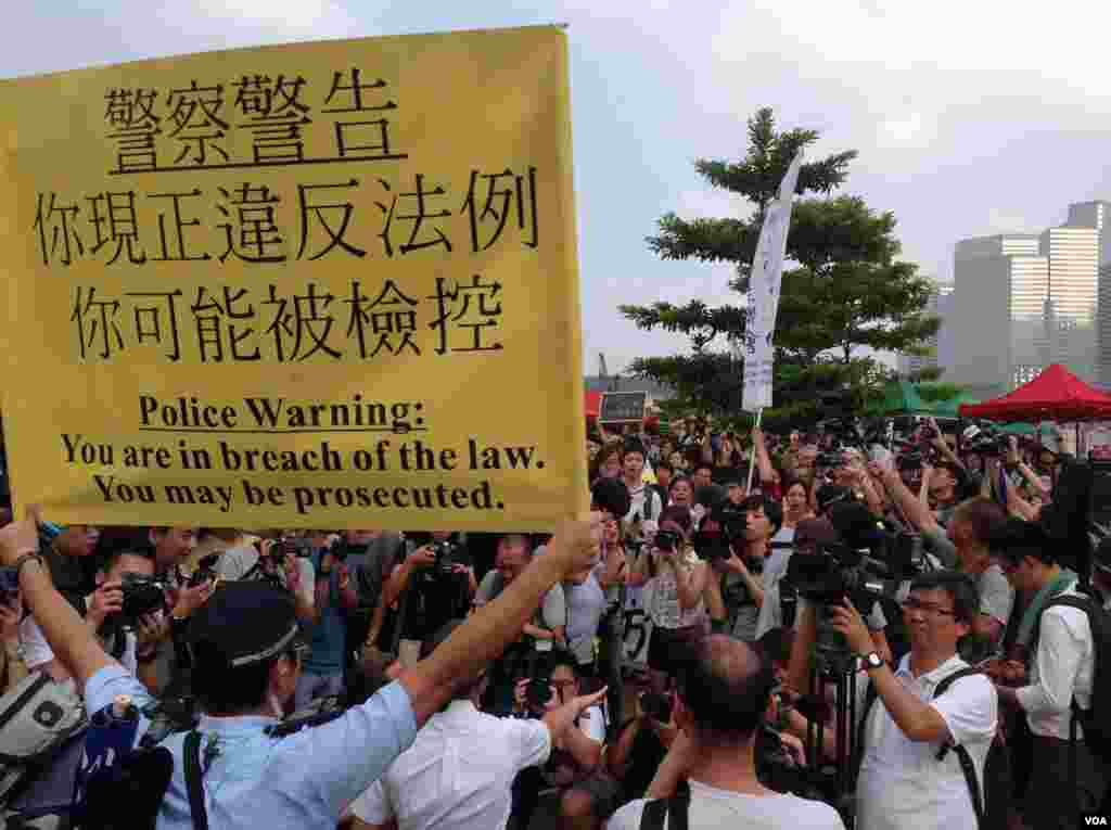 香港学联大专界罢课星期三继续在添马公园举行(美国之音图片/海彦拍摄)