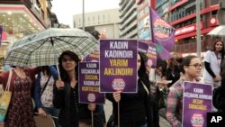Perempuan Turki meneriakkan slogan dalam aksi protes menentang imbauan Presiden Turki Recep Tayyip di Ankara, Turki (6/9).