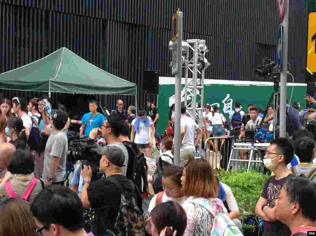 数千香港市民云集政府总部声援被困公民广场学生(美国之音图片/海彦拍摄)