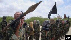 Dans cette photo du 21 octobre 2010, des combattants d'al-Shabab participent à des exercices militaires en Somalie.