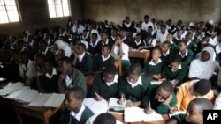 Des élèves d'une école secondaire près de Moshi, en Tanzanie, le 29 juillet 2010.