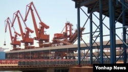 북한산 광물을 수입하는 북중 접경 랴오닝성 단둥항의 화물 전용 부두. (자료사진)