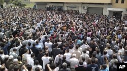 Des manifestants criant des slogans anti-gouvernementaux à Banias, après la prière du vendredi