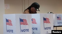 Seorang warga menggunakan hak pilihnya dalam pilpres AS di sebuah tempat pemungutan suara di Detroit, Michigan, pada 3 November 2024. (Foto: Reuters/Rebecca Cook)