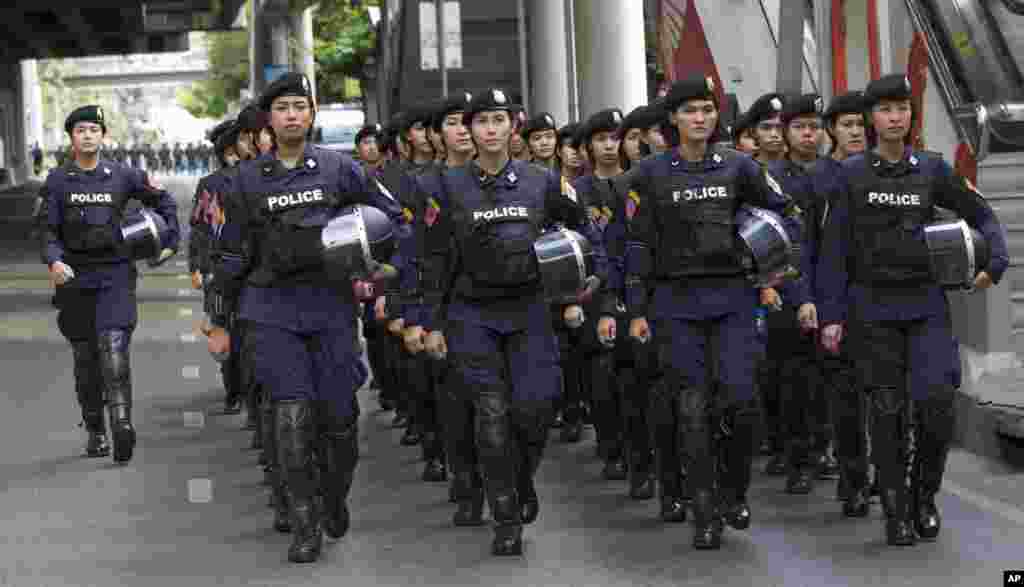 An anti-coup activist called for a weekend rally to defy the military government's ban on demonstrations. Here female riot police arrive at Victory Monument in Bangkok, May 30, 2014.
