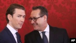 Arhiva - Austrijski kancelar Sebastijan Kurc, levo, i vicekancelar Hajnc-Sebastijan Štrahe, tokom ceremonije polaganja zakletve koju predvode njihova konzervativna i nacionalistika stranka u Austriji, 18. decembra 2017.