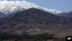 Une épaisse fumée s’échappe d’une zone bombardée par les soldats américains dans le district d’Achin, à l’est de Kaboul, en Afghanistan, le 14 avril 2017. 