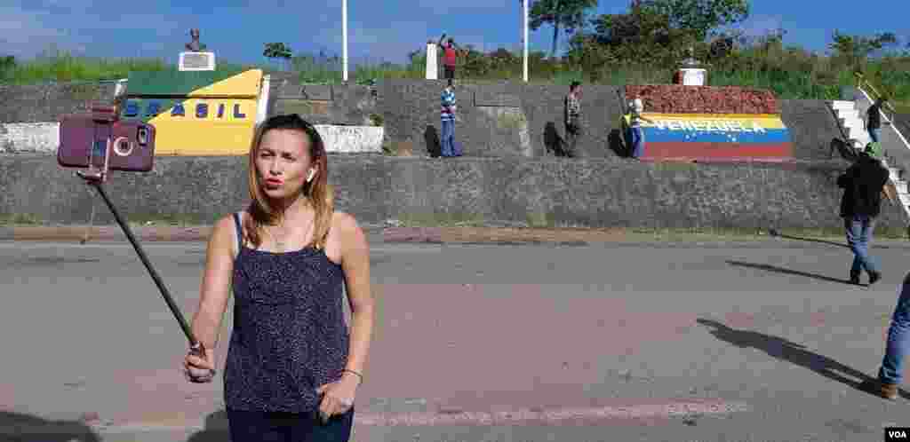 VOA Noticias Celia Mendoza y Alejandra Arredondo pasaron 11 días en las líneas fronterizas entre Venezuela, Brasil, Colombia y Ecuador informando sobre el éxodo de venezolanos en la región. (Alejandra Arredondo, Celia Mendoza – VOA) https://www.voanoticias.com/a/venezuela-frontera-ecuador-colombia/4541245.html 
