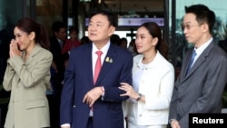 2023年8月22日，泰國前總理他信·西那瓦（左二）與兒子和女兒在曼谷廊曼機場。