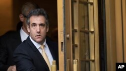 Michael Cohen sale de la corte federal de Nueva York, tras declararse culpable de violaciones a la ley de financiamiento de campañas. Agosto 21 de 2018.