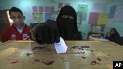 Egyptian woman casts her vote during the second round of parliamentary run-off elections, Cairo, Dec. 2011.