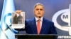 Fotografía difundida por el Ministerio Público de Venezuela donde se muestra al fiscal general Tarek William Saab exhibiendo una gráfica del momento de la detención del exvicepresidente Tareck El Aissami por corrupción, en Caracas, el 9 de abril de 2024.