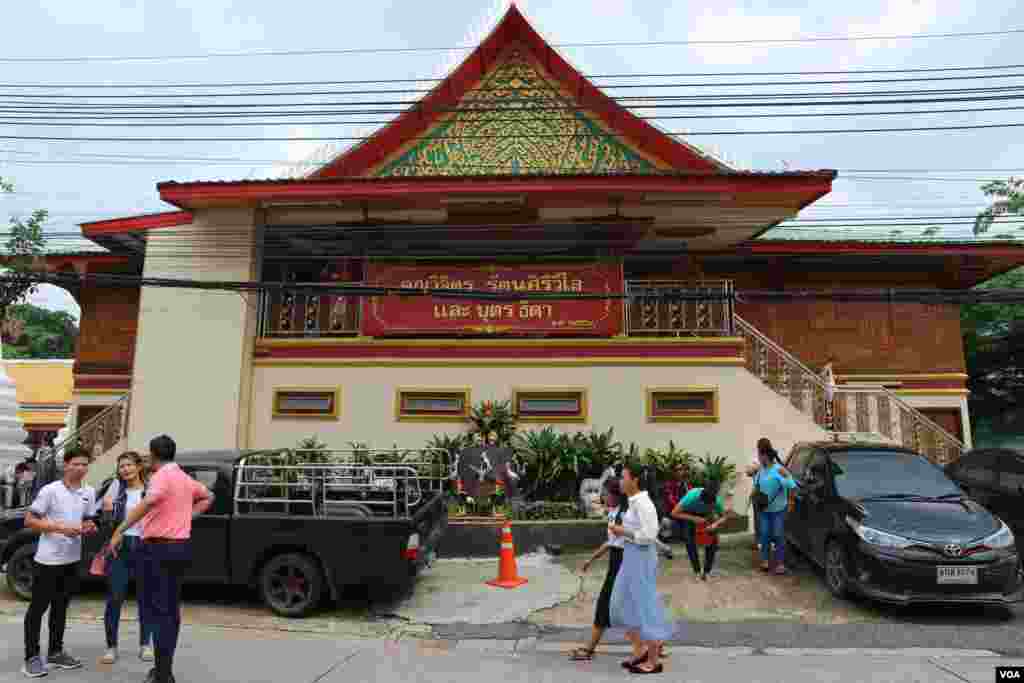 វត្តស៊ីសុដារាម ដែលមានទីតាំងក្នុងទីក្រុងបាងកក ប្រទេស ជាវត្តដែលពលរដ្ឋខ្មែរនៅទីនោះប្រារព្ធពិធីបុណ្យភ្ជុំបិណ្ឌ នៅថ្ងៃទី២២ ខែកញ្ញា ឆ្នាំ២០១៩។ (កាន់ វិច្ឆិកា/VOA)  
