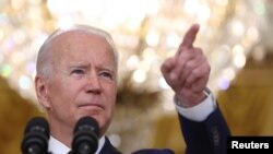 Presiden AS Joe Biden menjawab pertanyaan wartawan di Gedung Putih, Washington, Selasa, 10 Agustus 2021. (Foto: Evelyn Hockstein/Reuters)