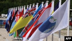 资料照：参加在瑙鲁亚伦举行的太平洋岛国论坛成员国的国旗。（2018年9月5日）