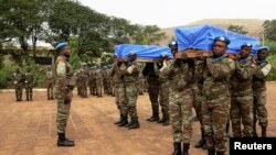 Des Casques bleus transportent des cercueils de leurs camarades tués à Kidal, Mali, 18 décembre 2013.