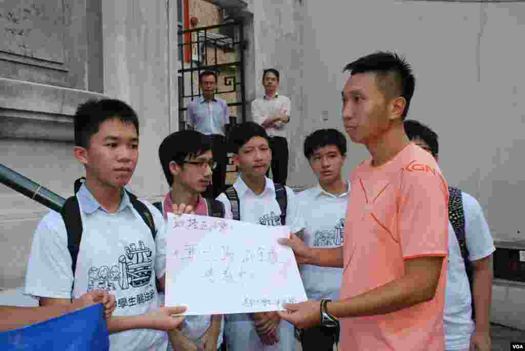 學生代表向香港培正小學代表遞交請願信,要求校方撤回普教中計劃、恢復廣東話母語教學