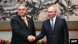 На фотографії, поширеній російським державним агентством "Спутник", зображено зустріч президента Росії Володимира Путіна з прем’єр-міністром Угорщини Віктором Орбаном на полях Третього форуму "Один пояс, один шлях" у Пекіні 17 жовтня 2023 року. (Фото Григорія СИСОЄВА / AFP)